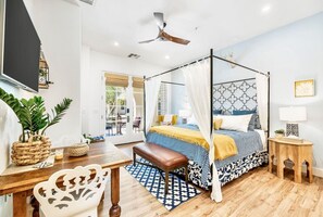 1 makuuhuone, pillowtop-patjalliset sängyt, työpöytä