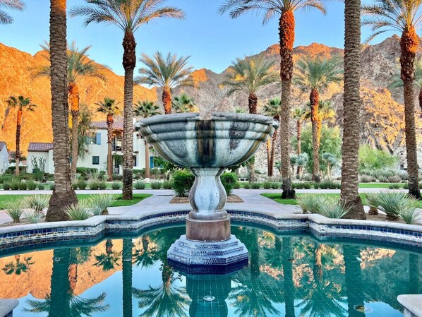 Una piscina riscaldata, una piscina sportiva, lettini