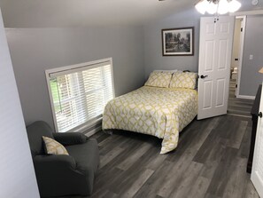 5 bedrooms, iron/ironing board, WiFi, bed sheets