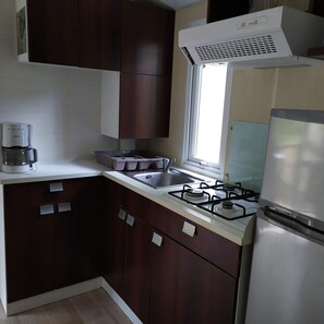 Kjøleskap, mikrobølgeovn og kaffetrakter/tekoker