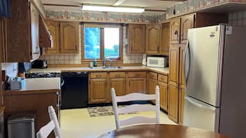 Køleskab, mikrobølgeovn, ovn, kogeplade