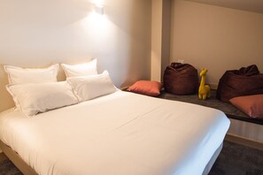 Ropa de cama de alta calidad, camas con pillow-top y minibar
