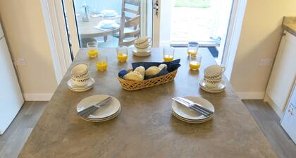 3 Bedroom House with Welcome Breakfast near Beaches