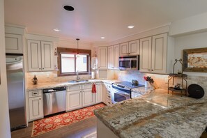 Réfrigérateur, micro-ondes, cafetière/bouilloire, grille-pain