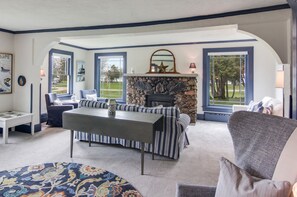 Smart TV, lareira, livros, escritórios