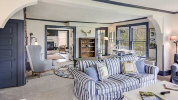 Smart TV, fireplace, books, offices