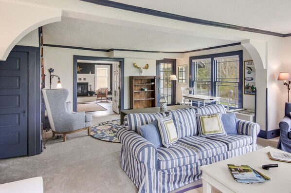 Smart TV, lareira, livros, escritórios