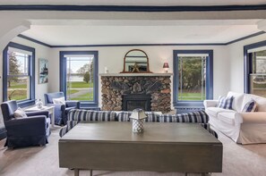Smart TV, fireplace, books, offices