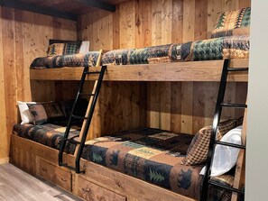 1 dormitorio, tabla de planchar con plancha, wifi y ropa de cama