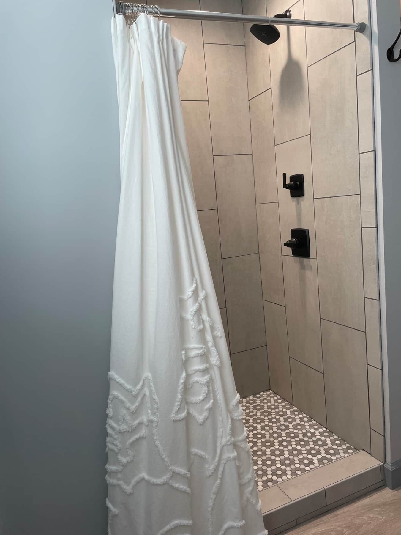 Kostenlose Toilettenartikel, Haartrockner, Handtücher