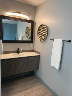 Amenidades de baño gratuitas, secadora de cabello, toallas