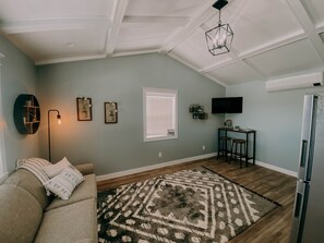 TV - The Modern Farm House (Trenton)