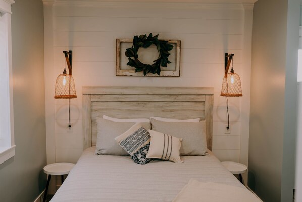 1 bedroom, WiFi, bed sheets - The Modern Farm House (Trenton)