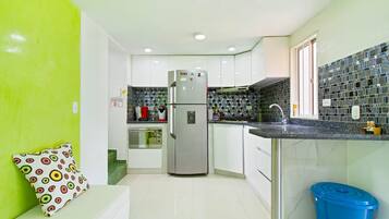 Fridge, oven, stovetop, coffee/tea maker