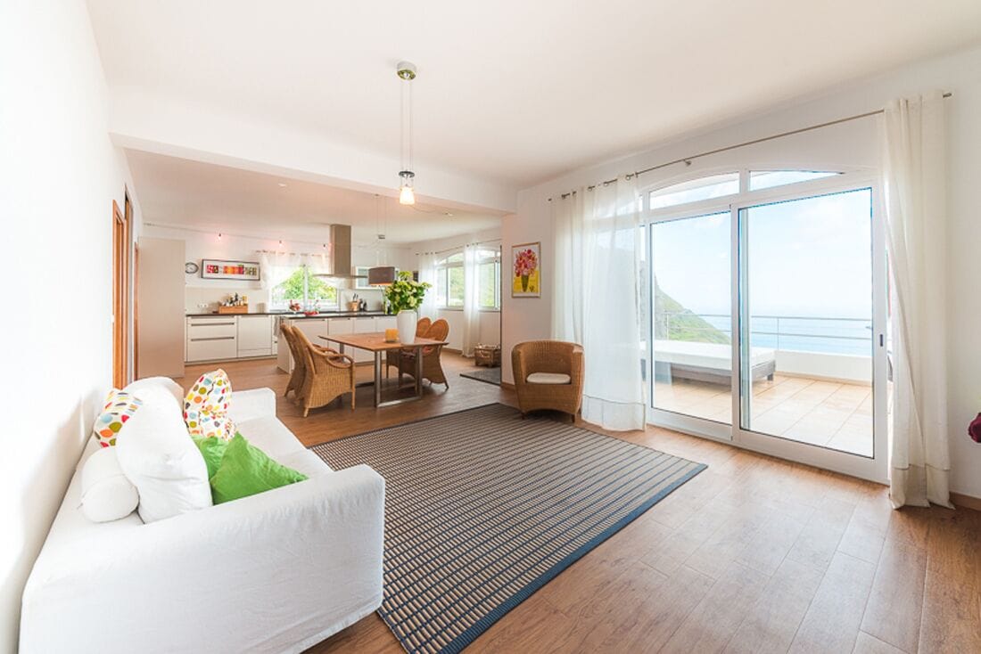 Een televisie en boeken