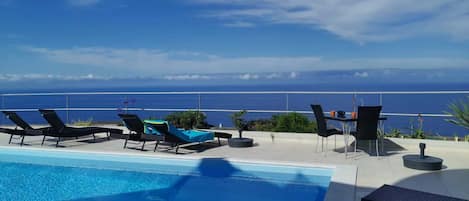 Piscina a l'aire lliure i piscina climatitzada