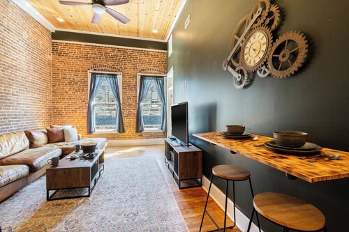 Downtown Loft on Spring, Sleeps 7, Near Basin Park
