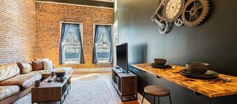 Downtown Loft on Spring, Sleeps 7, Near Basin Park