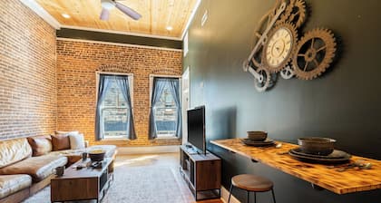Downtown Loft on Spring, Sleeps 7, Near Basin Park