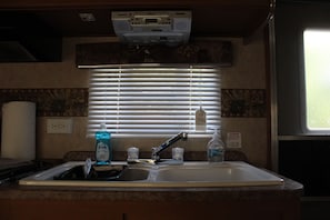 Fridge, microwave, oven, stovetop - Farm stay FAST wifi kitchen bath AC (Accord)