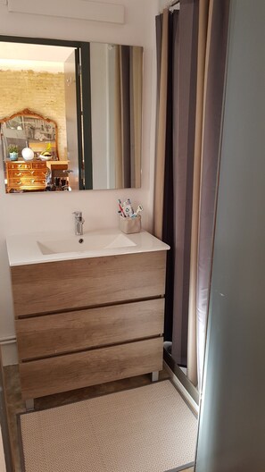 Baignoire, sĂšche-cheveux, serviettes fournies, savon