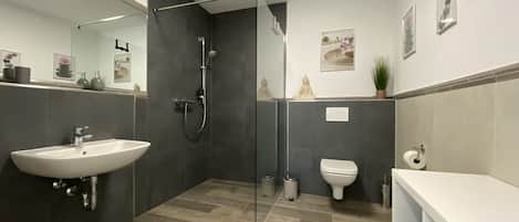 Douche, sĂšche-cheveux, serviettes fournies, savon