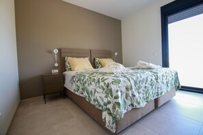 Une chambre à coucher avec un lit, une table de chevet et une fenêtre.