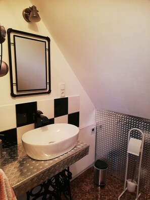 Shower, hair dryer, towels, soap - Guest house with 3 apartments, quietly located in the town center (Feuchtwangen)