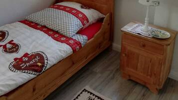 3 slaapkamers, een strijkplank/strijkijzer, gratis wifi, beddengoed