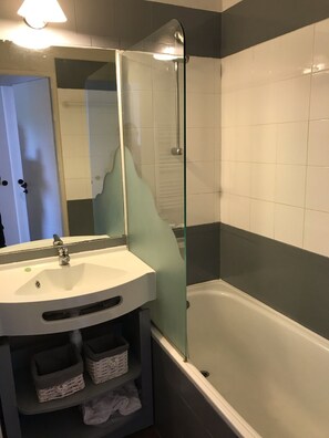 Combined shower/tub, towels