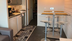 Kaffetrakter/tekoker, kjøleskap, mikrobølgeovn og ovn