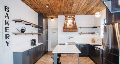 Modern Farm w/ 2 Kings: 20 min to Austin, COTA-Tesla