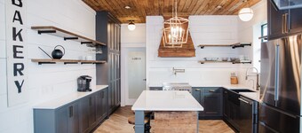 Modern Farm w/ 2 Kings: 20 min to Austin, COTA-Tesla