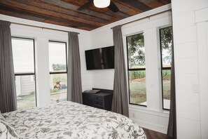 3 bedrooms, desk, iron/ironing board, travel cot