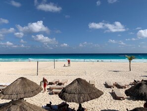 På stranden