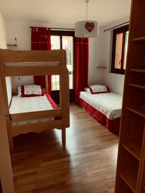 2 多间卧室、熨斗/熨衣板、旅行婴儿床、WiFi