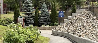 COZY ATTITASH GETAWAY: 10 min walk to Attitash w/Pool & Hot tub - Storyland