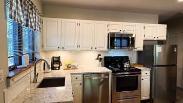 雪櫃、微波爐、焗爐、爐具