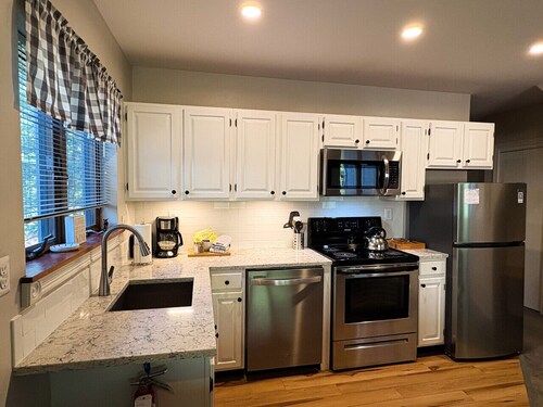 COZY ATTITASH GETAWAY: 10 min walk to Attitash w/Pool & Hot tub - Storyland