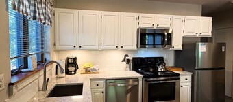 COZY ATTITASH GETAWAY: 10 min walk to Attitash w/Pool & Hot tub - Storyland