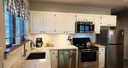 COZY ATTITASH GETAWAY: 10 min walk to Attitash w/Pool & Hot tub - Storyland