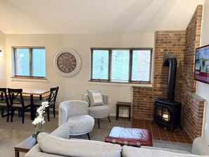 Smart TV, caminetto, videogiochi, tavolo da ping pong