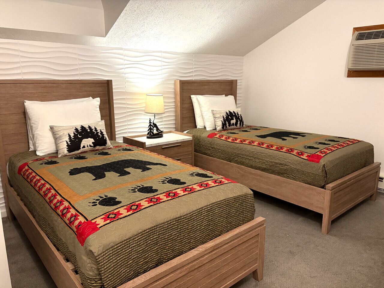 2 室のベッドルーム、デスク、アイロン / アイロン台、旅行用ベビーベッド