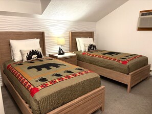 2 bedrooms, desk, iron/ironing board, travel cot - Attitash Townhouse: AC, Pool, Storyland, Saco River (Bartlett)