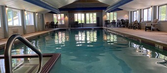 Cozy Attitash Getaway: 10 min walk to Attitash w/Pool & Hot tub - Storyland