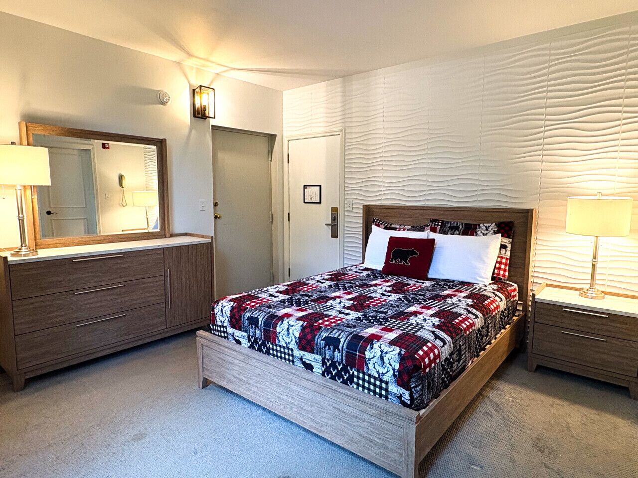 2 間睡房、書桌、熨斗/熨衫板、可攜式嬰兒床