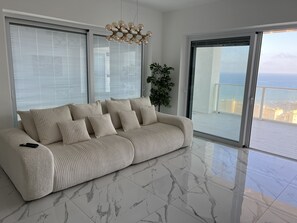 Penthouse Royal, 3 chambres, balcon, vue mer | Coin séjour | Console de jeux vidéo, écrans d'ordinateur, imprimantes