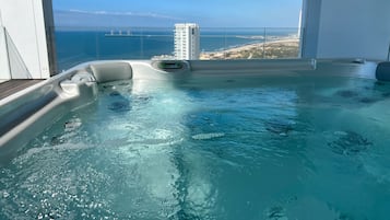 Panoramic Penthouse, 3 Bedrooms, Jetted Tub, Sea View | Private spa tub