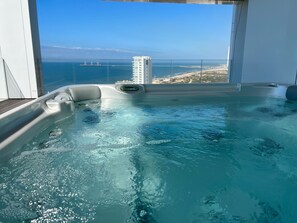 Appartement Penthouse panoramique, 3 chambres, baignoire à jets, vue sur la mer | Baignoire à remous privée
