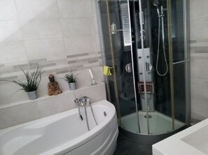 Duschwanne, Handtücher, Seife, Shampoo